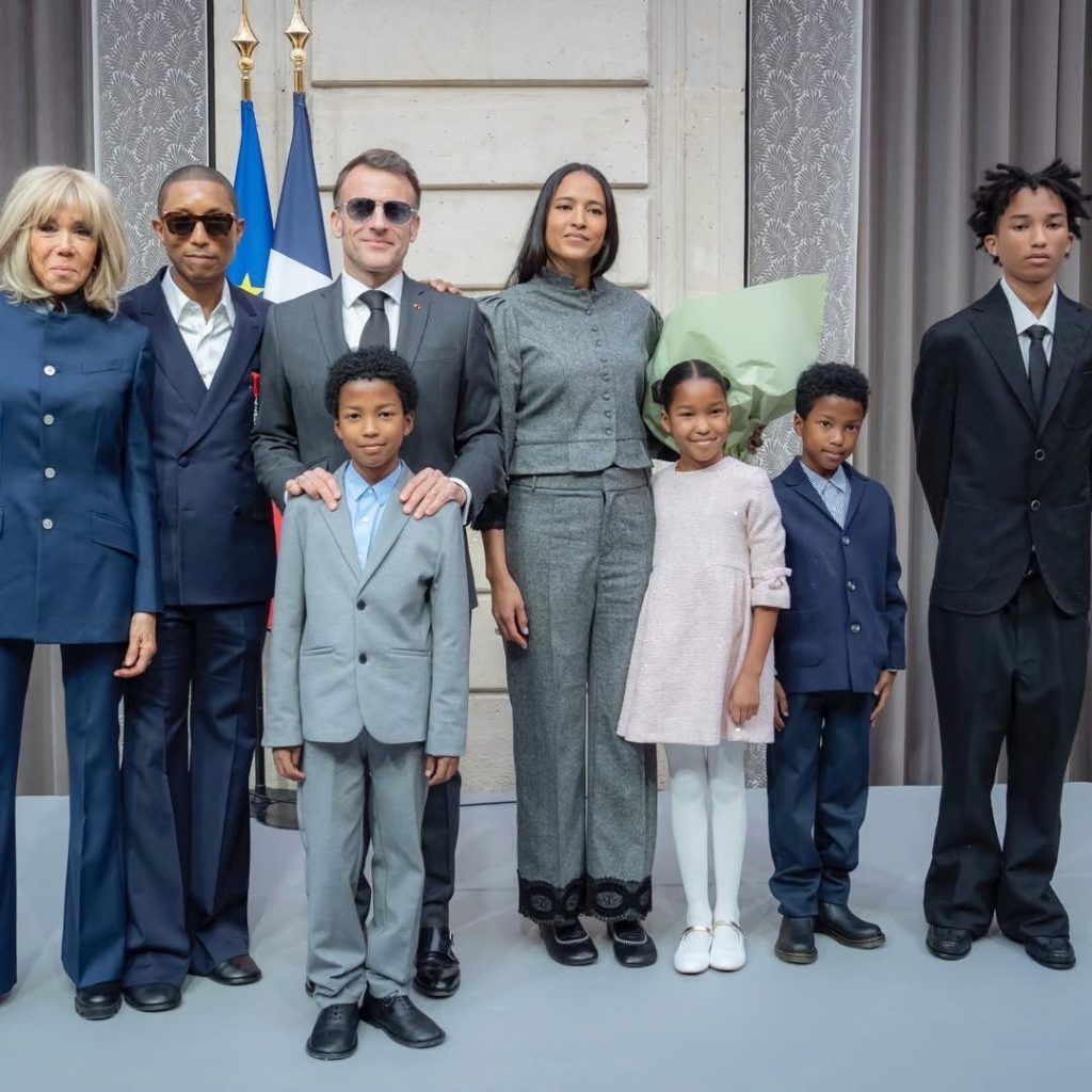 當靈魂披上親自授予的「法國榮譽軍團騎士勳章」紅絲帶:Pharrell Williams 於愛麗舍宮的榮光時刻 當靈魂披上親自授予的「法國榮譽軍團騎士勳章」紅絲帶:Pharrell Williams 於愛麗舍宮的榮光時刻