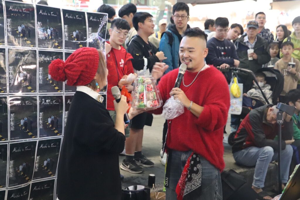 甄嬛傳片尾《淚崩了》原音重現!歌后吳亦帆亂入台北海大學生西門町街頭演唱! 24 S 234856460 1024x683 1