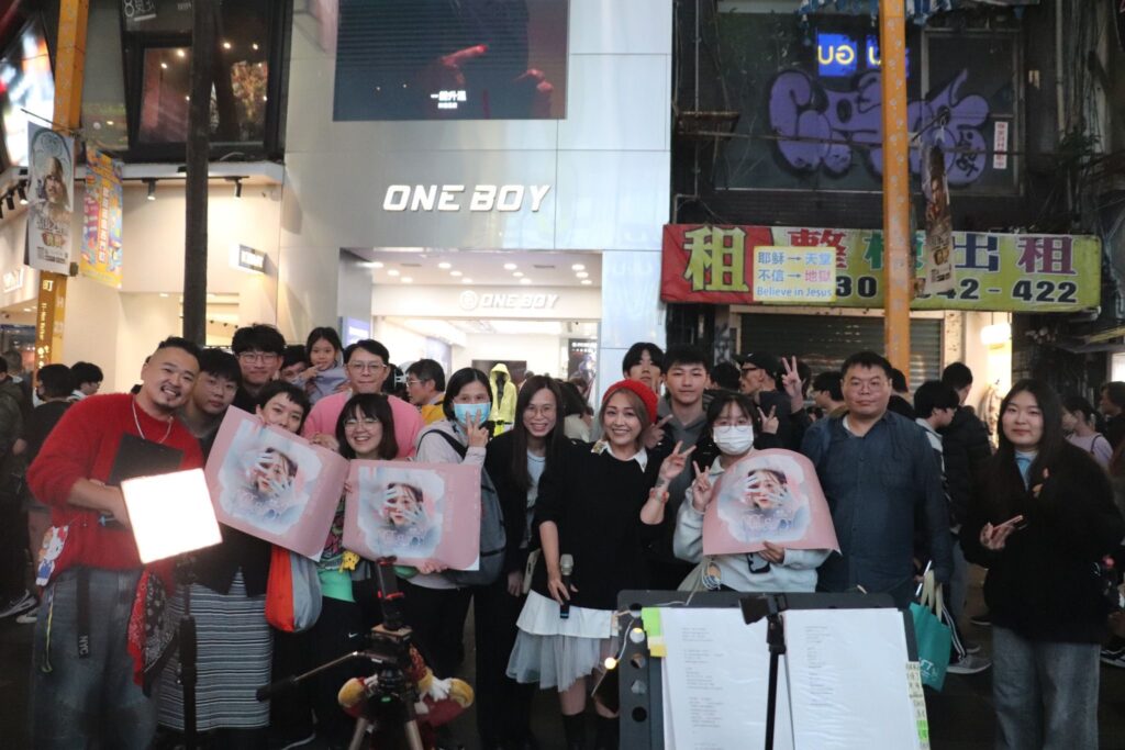 甄嬛傳片尾《淚崩了》原音重現!歌后吳亦帆亂入台北海大學生西門町街頭演唱! 25 S 234856461 1024x683 1