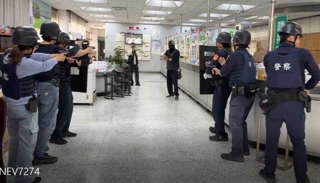 歹徒持槍蒙面搶銀行?湖內分局實戰演習嚇壞存款民眾 歹徒持槍蒙面搶銀行?湖內分局實戰演習嚇壞存款民眾