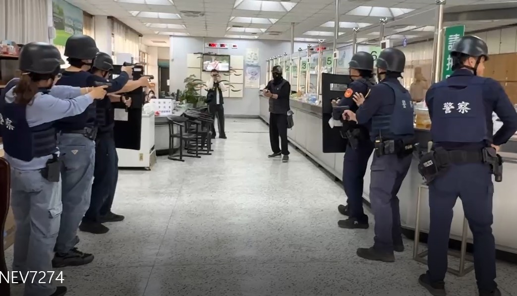 歹徒持槍蒙面搶銀行?湖內分局實戰演習嚇壞存款民眾 歹徒持槍蒙面搶銀行?湖內分局實戰演習嚇壞存款民眾