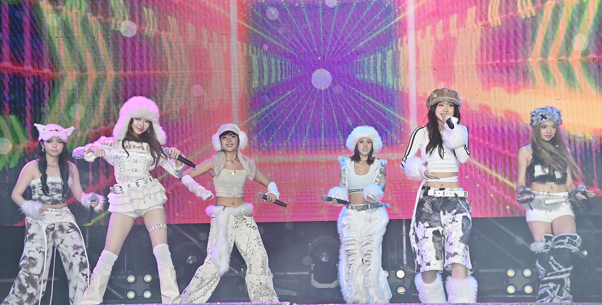 2025轉6 新北八里跨年晚會在寒冷飄雨中登場 民眾雨衣 雨傘依舊湧入八里河畔