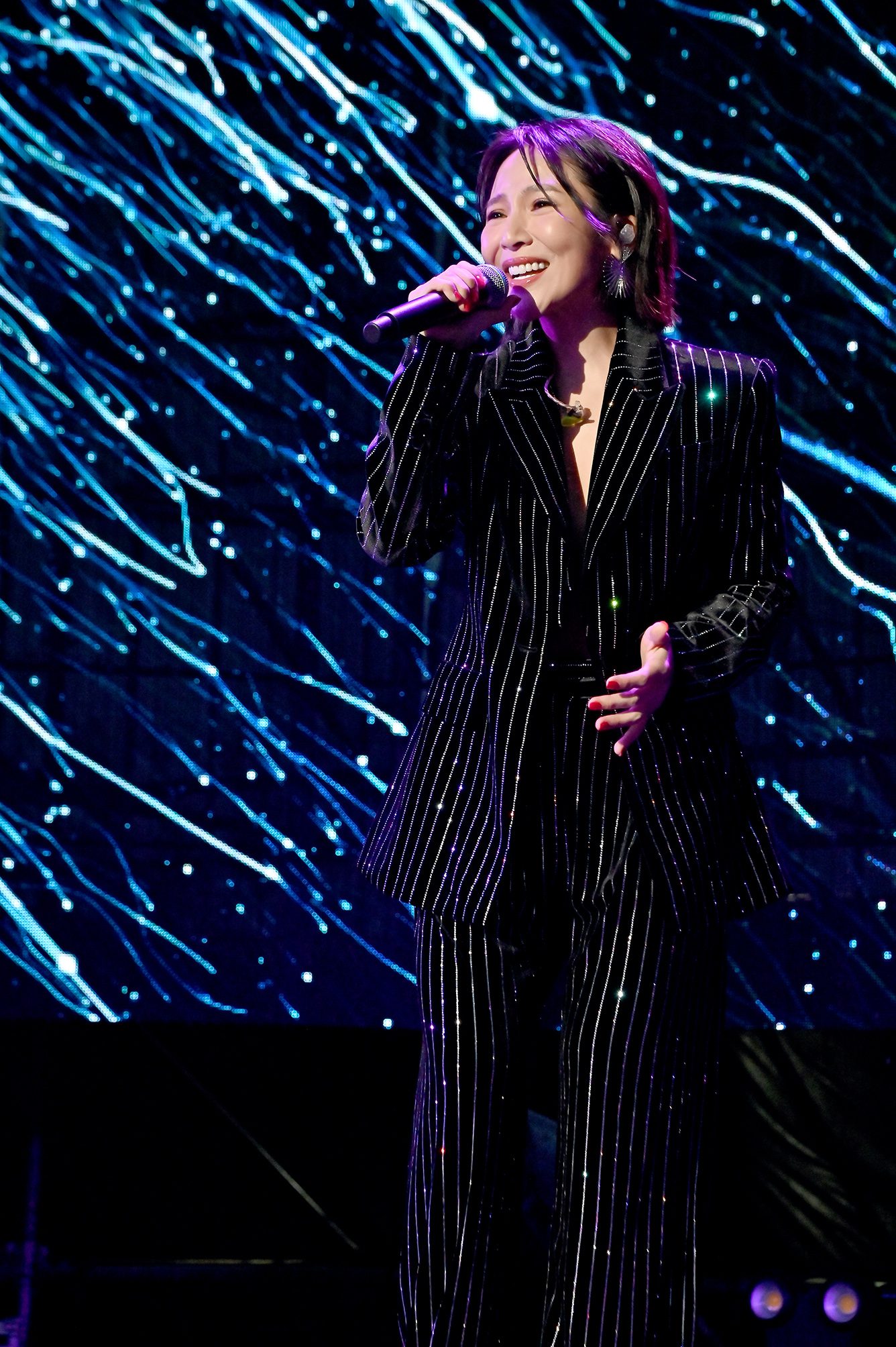 2025轉6 新北八里跨年晚會在寒冷飄雨中登場 民眾雨衣 雨傘依舊湧入八里河畔