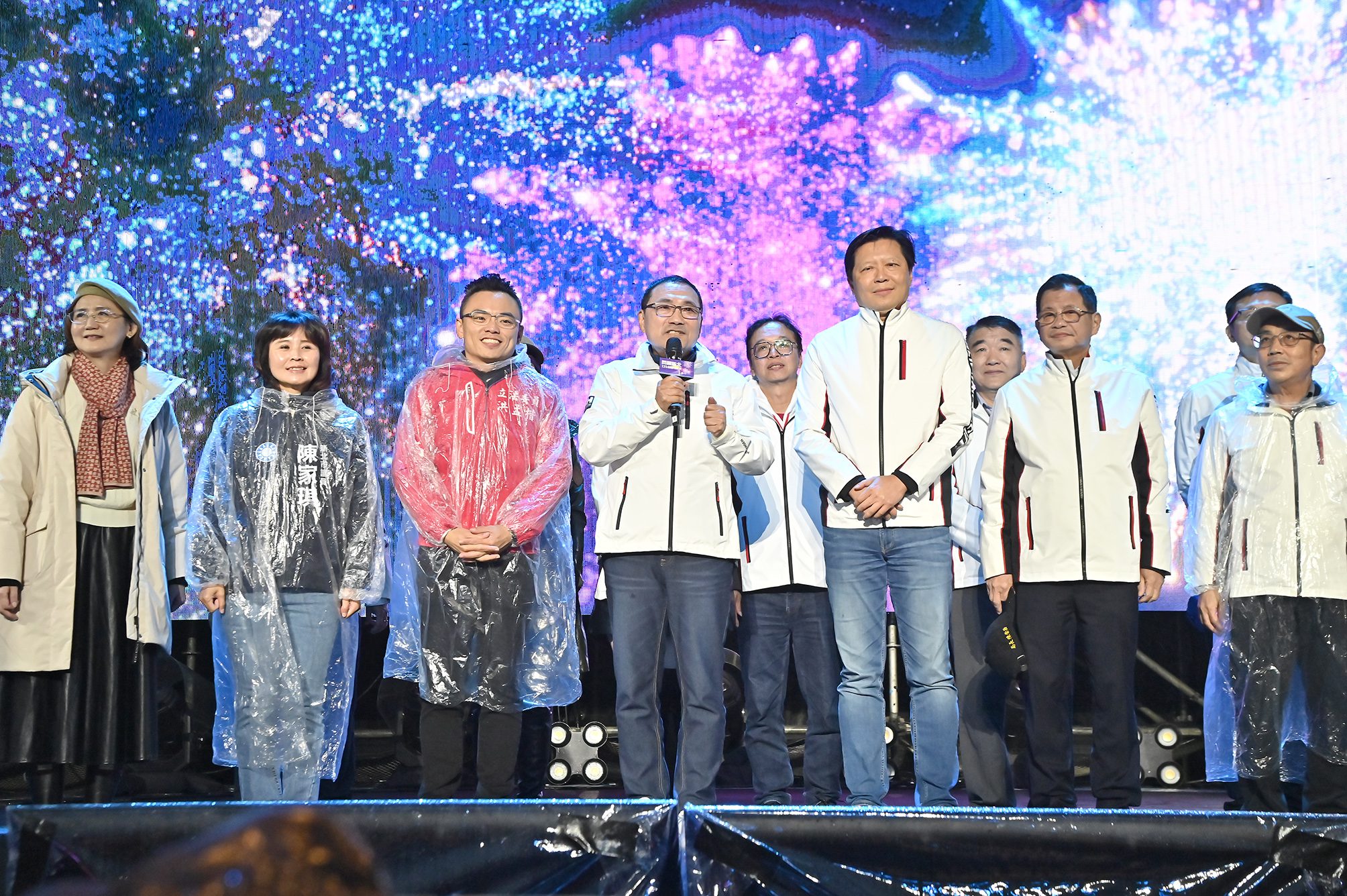 2025轉6 新北八里跨年晚會在寒冷飄雨中登場 民眾雨衣 雨傘依舊湧入八里河畔 2025轉6 新北八里跨年晚會在寒冷飄雨中登場 民眾雨衣 雨傘依舊湧入八里河畔