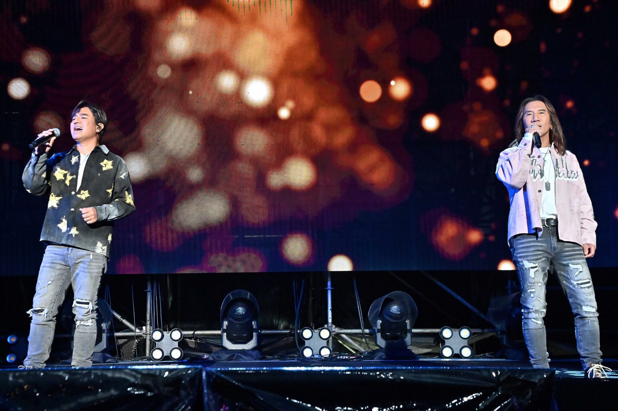 2025轉6 新北八里跨年晚會在寒冷飄雨中登場 民眾雨衣 雨傘依舊湧入八里河畔 2025轉6 新北八里跨年晚會在寒冷飄雨中登場 民眾雨衣 雨傘依舊湧入八里河畔