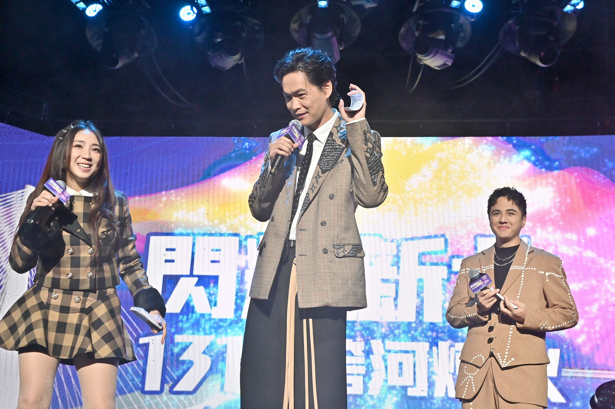 2025轉6 新北八里跨年晚會在寒冷飄雨中登場 民眾雨衣 雨傘依舊湧入八里河畔