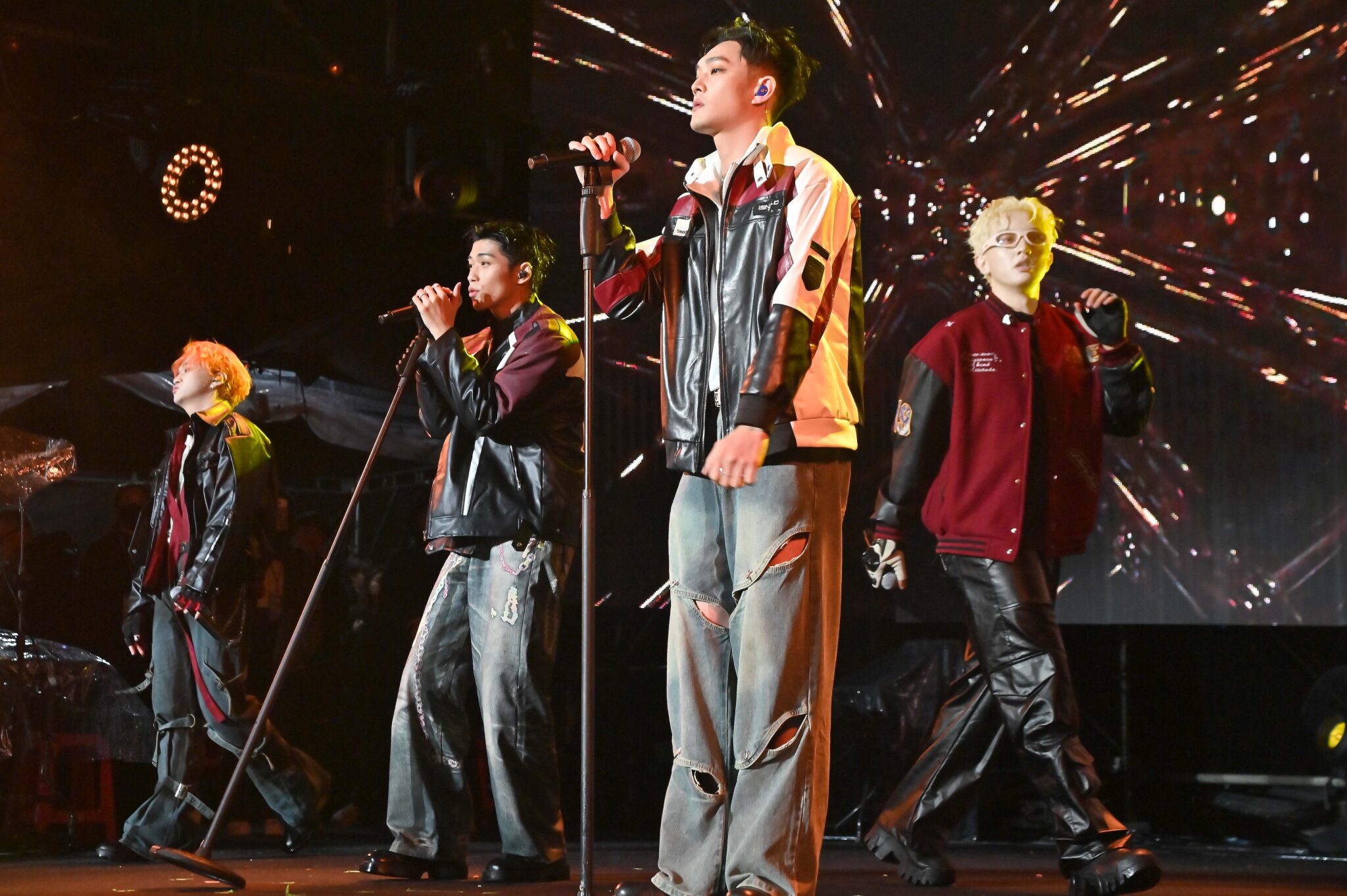 2025轉6 新北八里跨年晚會在寒冷飄雨中登場 民眾雨衣 雨傘依舊湧入八里河畔 2025轉6 新北八里跨年晚會在寒冷飄雨中登場 民眾雨衣 雨傘依舊湧入八里河畔