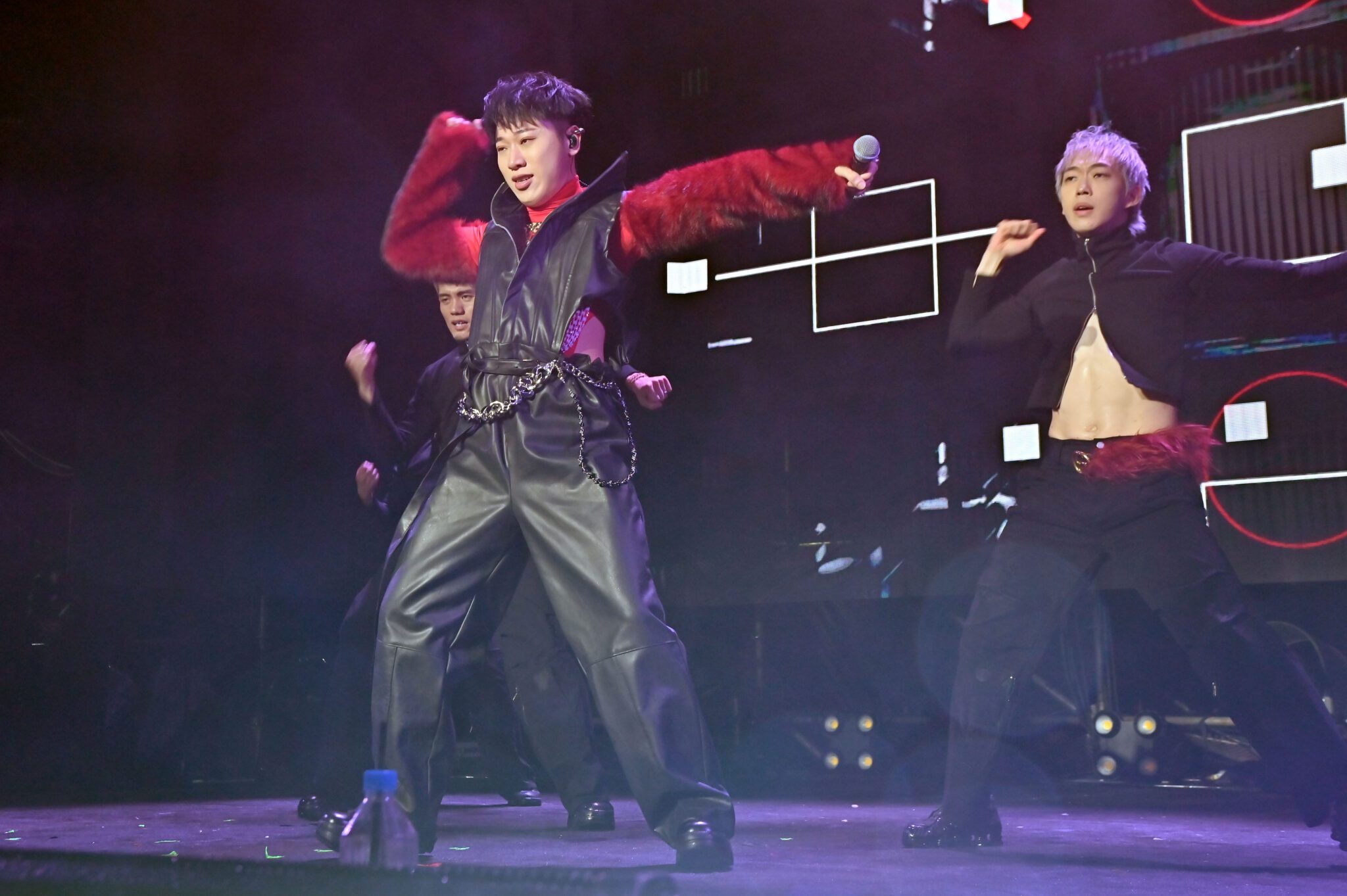 2025轉6 新北八里跨年晚會在寒冷飄雨中登場 民眾雨衣 雨傘依舊湧入八里河畔 2025轉6 新北八里跨年晚會在寒冷飄雨中登場 民眾雨衣 雨傘依舊湧入八里河畔