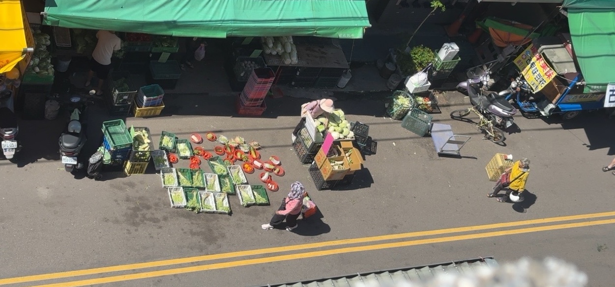 果菜攤「大聲公」清晨叫賣、佔用馬路遭開罰77次 住戶抱怨「投訴無果」 果菜攤「大聲公」清晨叫賣、佔用馬路遭開罰77次 住戶抱怨「投訴無果」