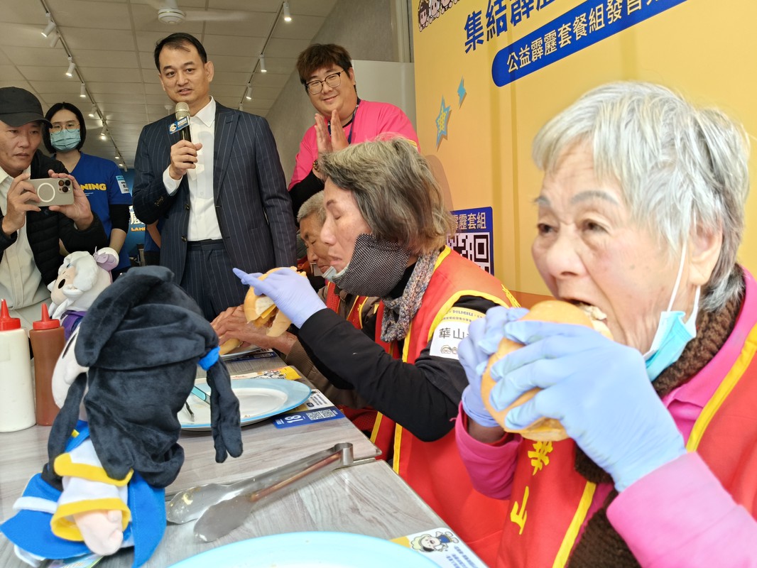 「寒冬送暖」知名早餐連鎖攜手霹靂布袋戲為獨居老人送暖