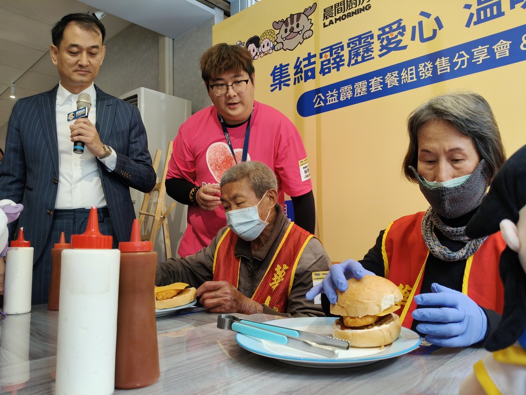 「寒冬送暖」知名早餐連鎖攜手霹靂布袋戲為獨居老人送暖