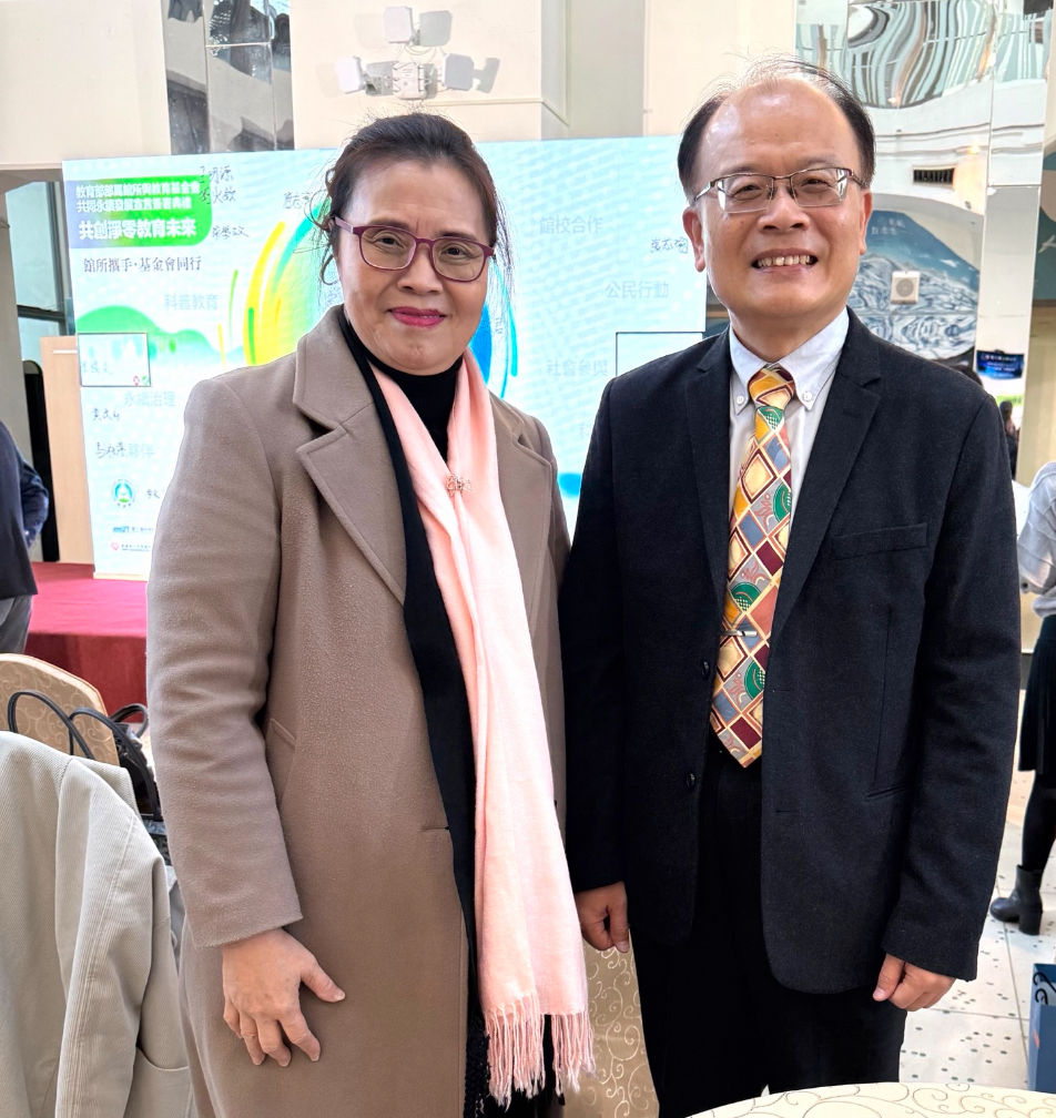 公私協力推動永續治理 會研基金會攜手教育部簽署永續宣言 會計研究發展基金會王怡心董事長(左)與教育部終身教育司梁學政司長(右)合影。(會研基金會提供)