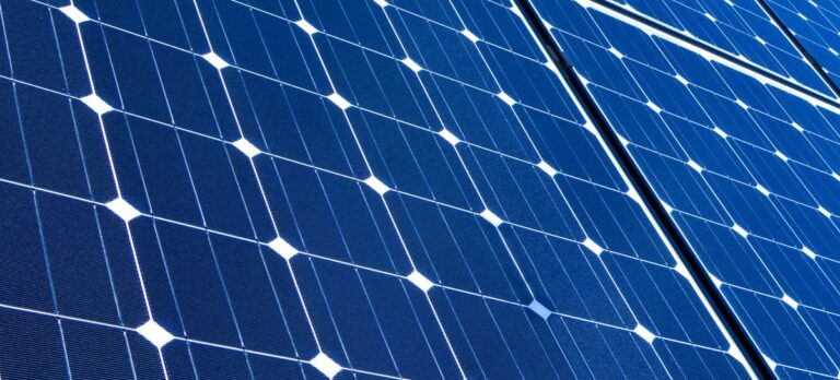 白銀飆漲引爆光電「自毀」危機！ 太陽能板報價噴發 成本佔比暴增至 29% 恐釀供應斷鏈