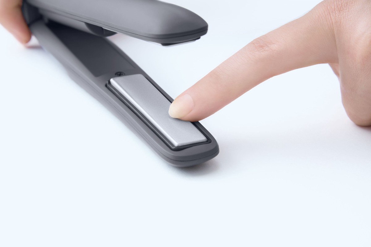 SALONIA推出可為手機充電的「無線離子夾」 12mm纖細緩衝面板 輕鬆打造理想瀏海 SALONIA推出可為手機充電的「無線離子夾」 12mm纖細緩衝面板 輕鬆打造理想瀏海