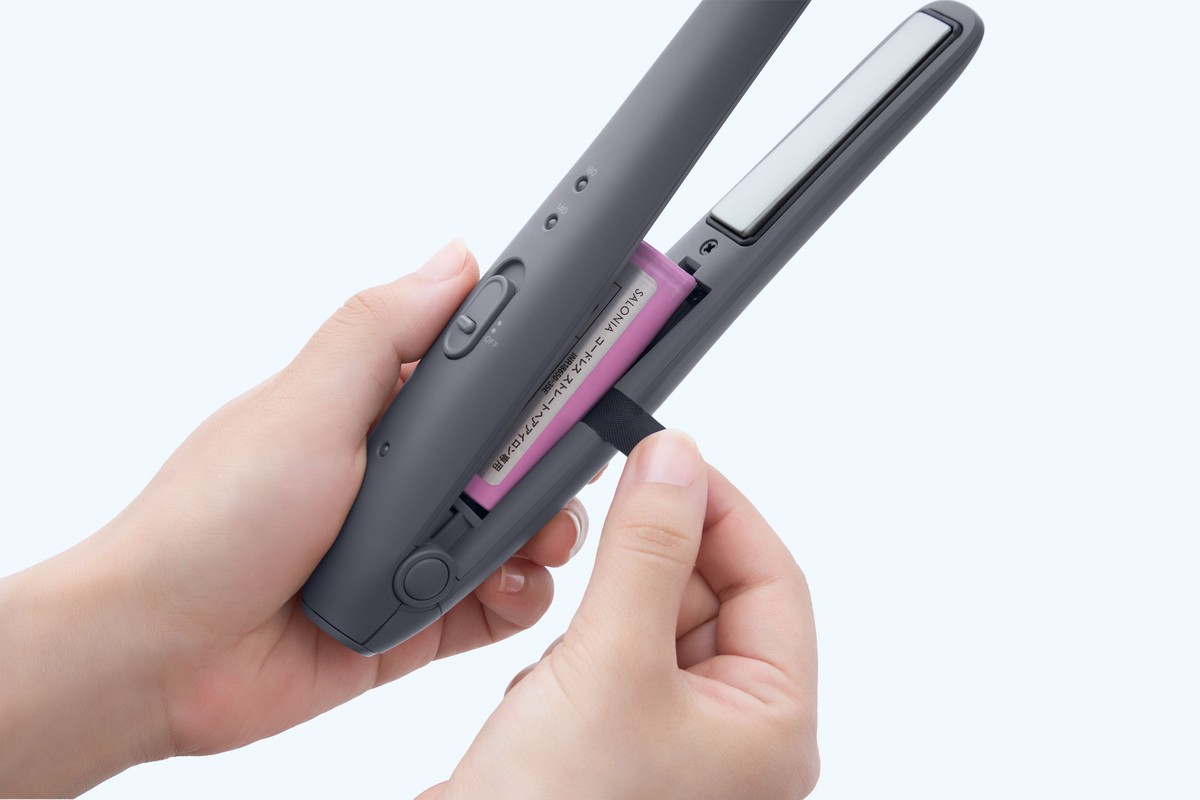 SALONIA推出可為手機充電的「無線離子夾」 12mm纖細緩衝面板 輕鬆打造理想瀏海 SALONIA推出可為手機充電的「無線離子夾」 12mm纖細緩衝面板 輕鬆打造理想瀏海