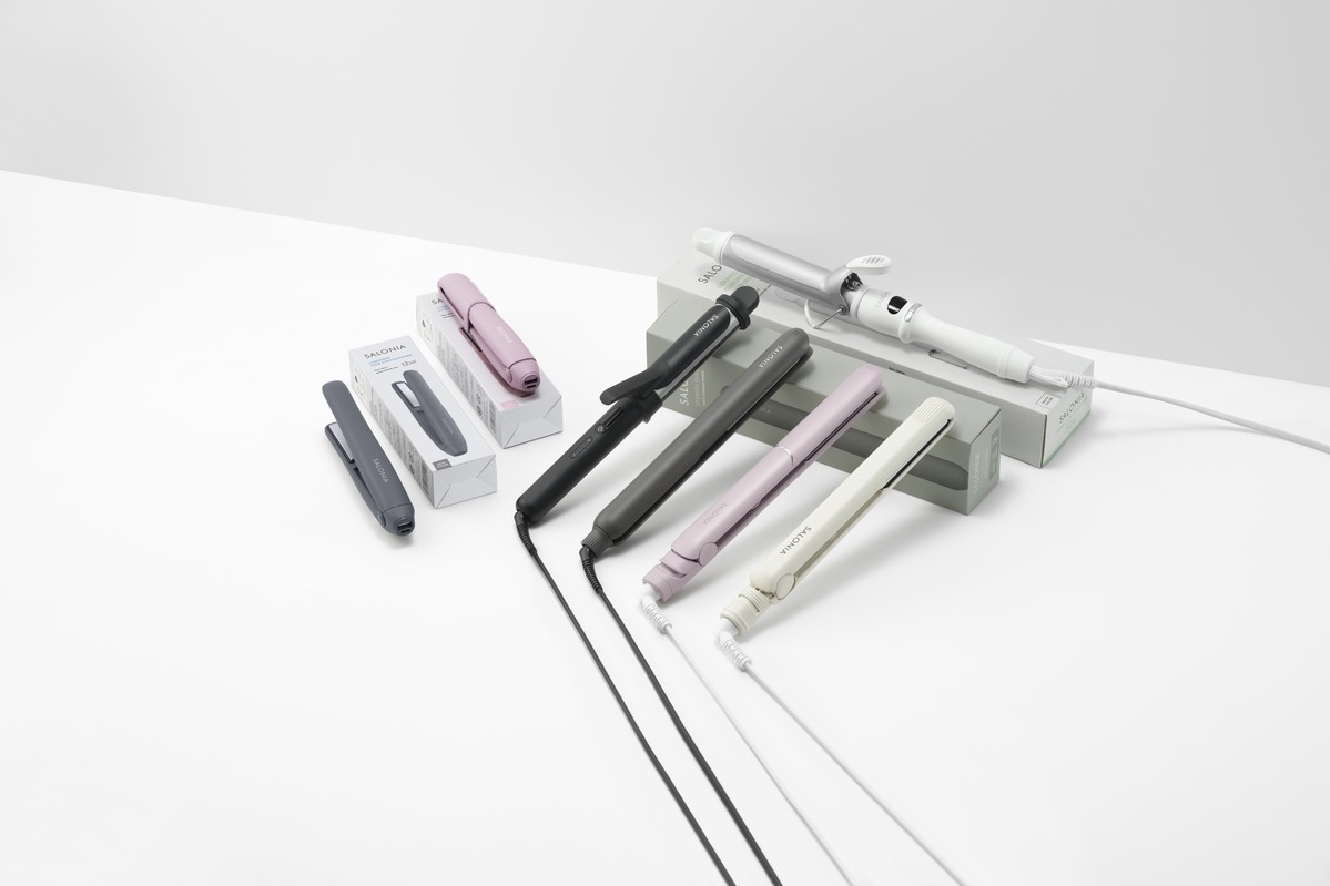 SALONIA推出可為手機充電的「無線離子夾」 12mm纖細緩衝面板 輕鬆打造理想瀏海 SALONIA推出可為手機充電的「無線離子夾」 12mm纖細緩衝面板 輕鬆打造理想瀏海