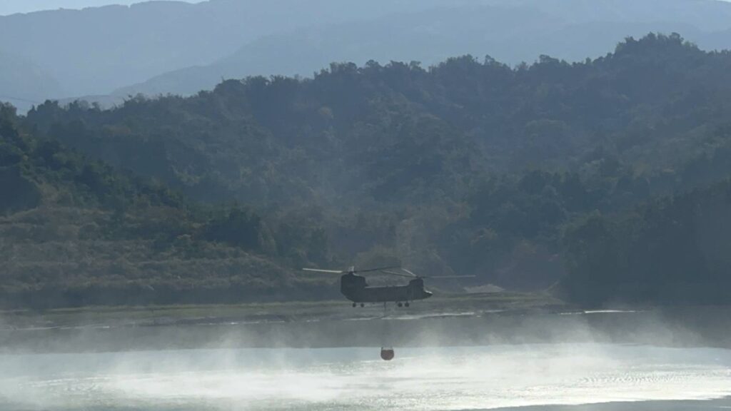 影/陸軍航特出動CH-47 灑水控制草嶺森林火災 影/陸軍航特出動CH-47 灑水控制草嶺森林火災