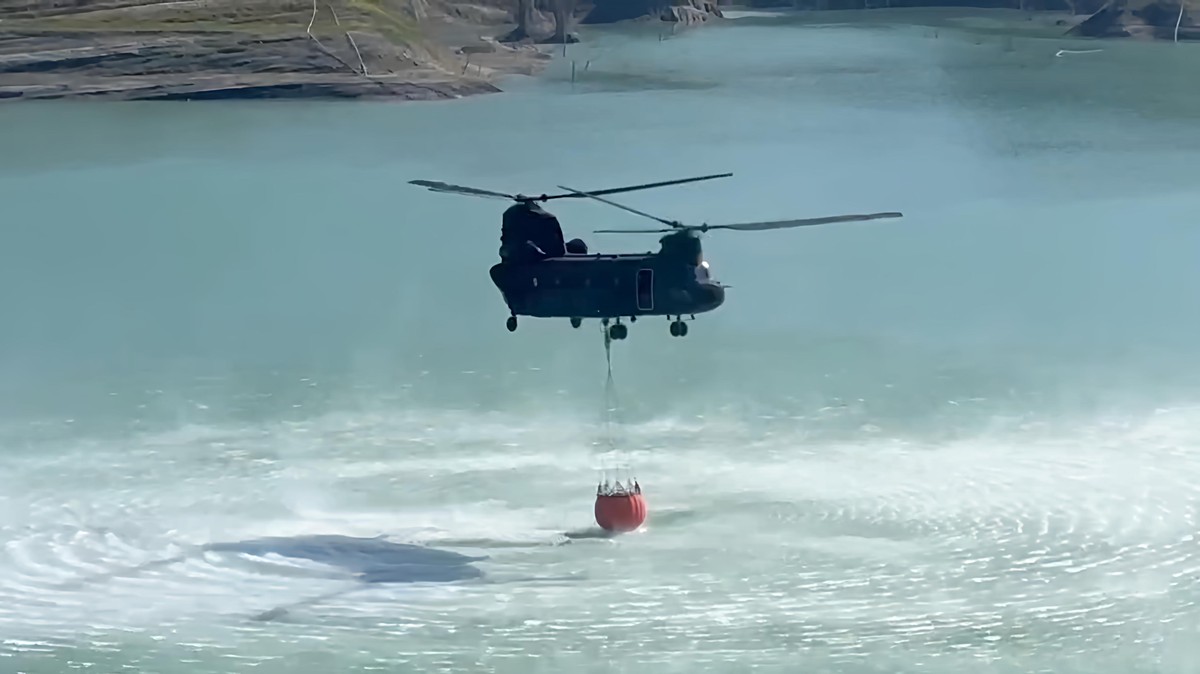 影/陸軍航特出動CH-47 灑水控制草嶺森林火災 影/陸軍航特出動CH-47 灑水控制草嶺森林火災