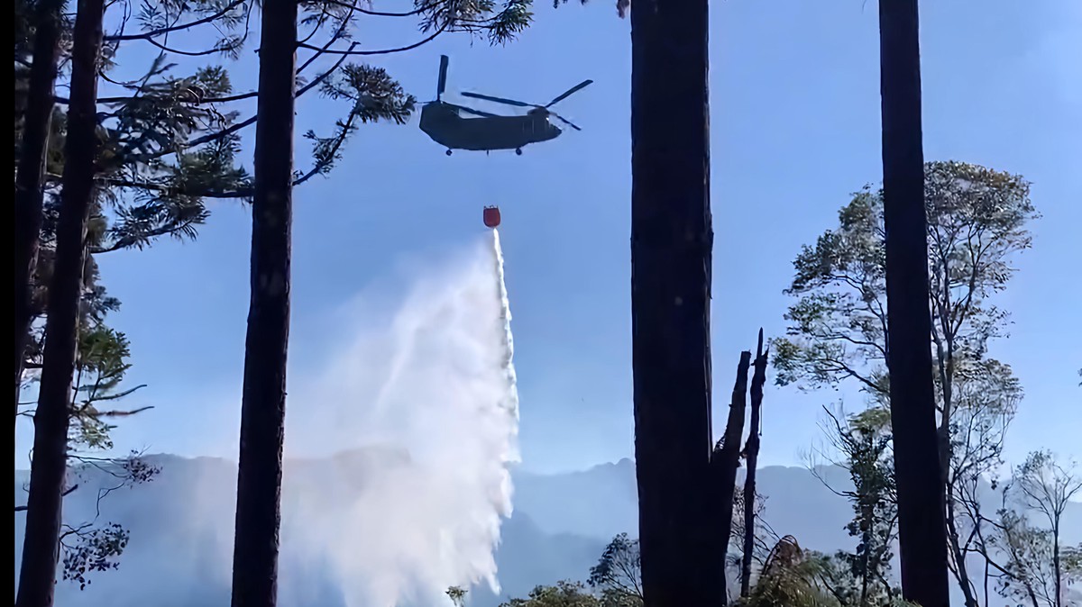 影/陸軍航特出動CH-47 灑水控制草嶺森林火災 影/陸軍航特出動CH-47 灑水控制草嶺森林火災