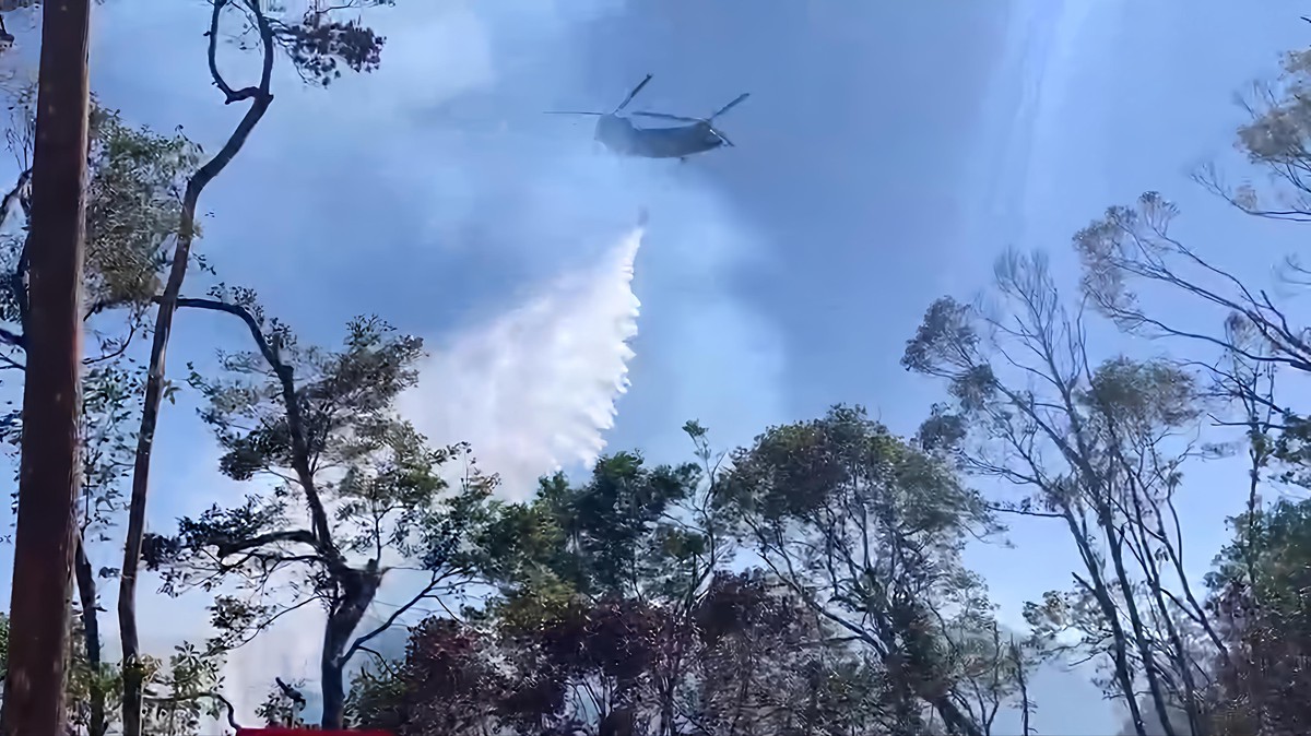 影/陸軍航特出動CH-47 灑水控制草嶺森林火災 影/陸軍航特出動CH-47 灑水控制草嶺森林火災