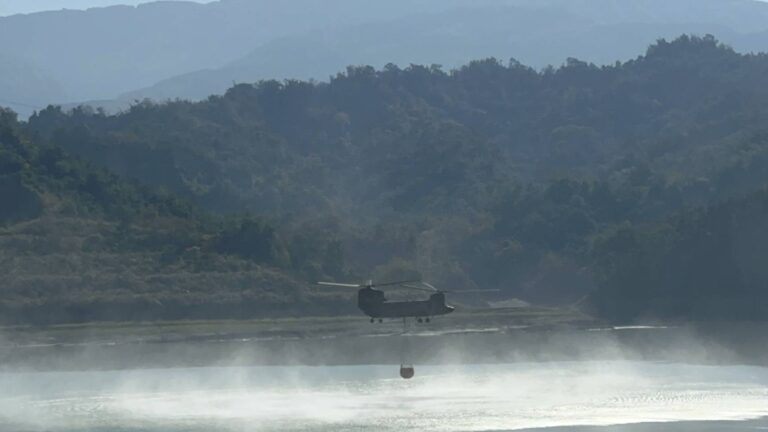 影／陸軍航特出動CH-47 灑水控制草嶺森林火災