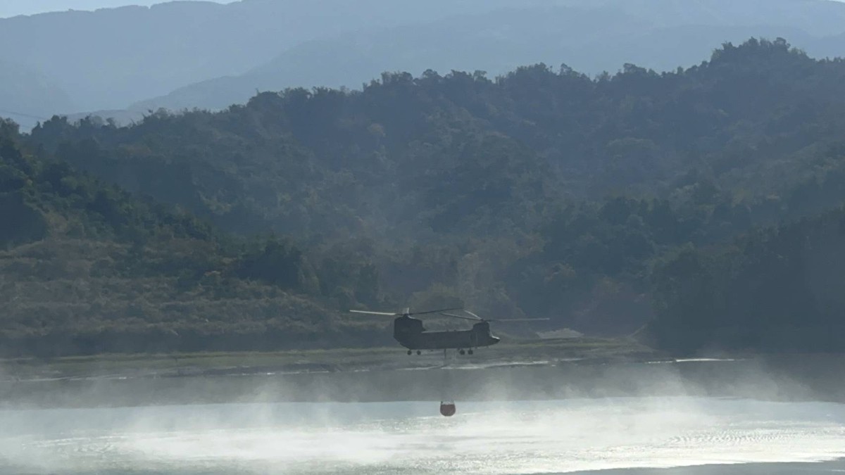 影/陸軍航特出動CH-47 灑水控制草嶺森林火災 影/陸軍航特出動CH-47 灑水控制草嶺森林火災