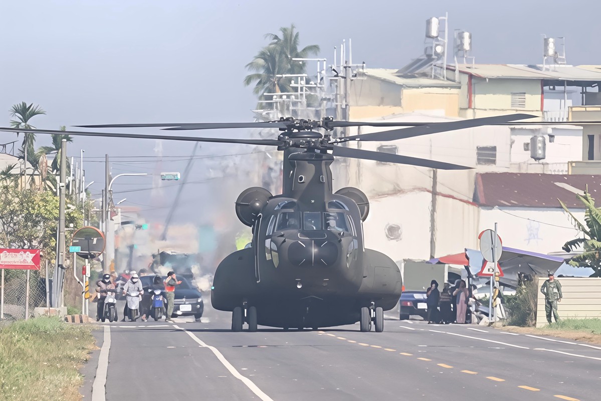影/陸軍航特空降中心高空滲透跳傘 展現精準戰力 影/陸軍航特空降中心高空滲透跳傘 展現精準戰力