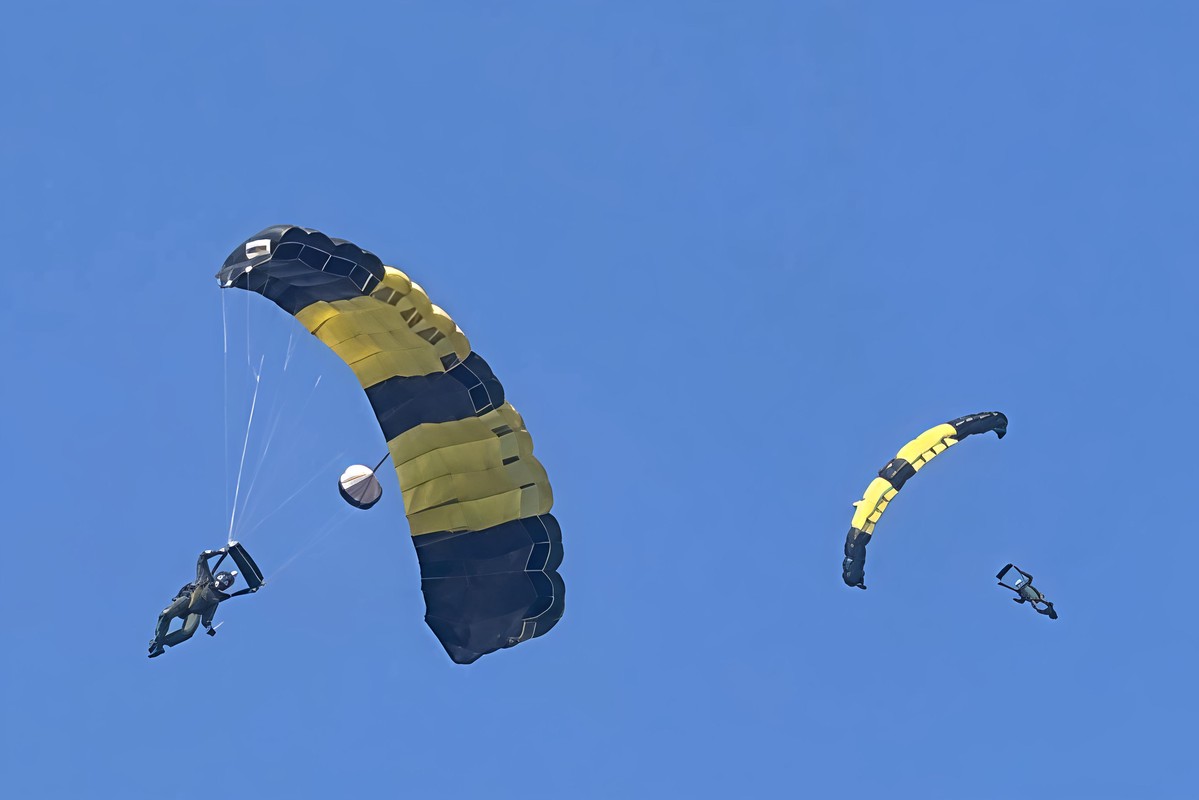 影/陸軍航特空降中心高空滲透跳傘 展現精準戰力 影/陸軍航特空降中心高空滲透跳傘 展現精準戰力