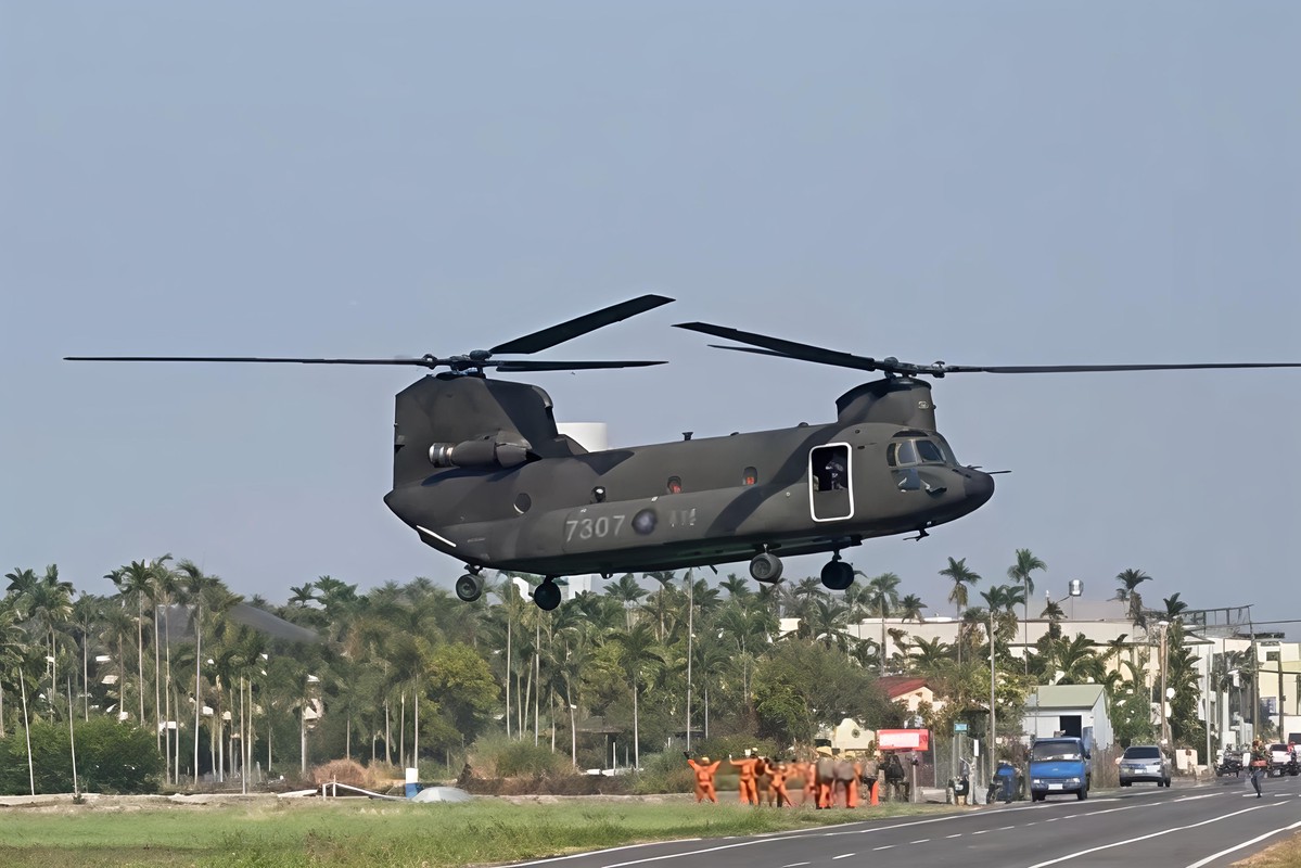 影/陸軍航特空降中心高空滲透跳傘 展現精準戰力 影/陸軍航特空降中心高空滲透跳傘 展現精準戰力