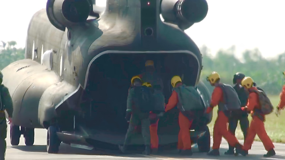 影/陸軍航特空降中心高空滲透跳傘 展現精準戰力 影/陸軍航特空降中心高空滲透跳傘 展現精準戰力