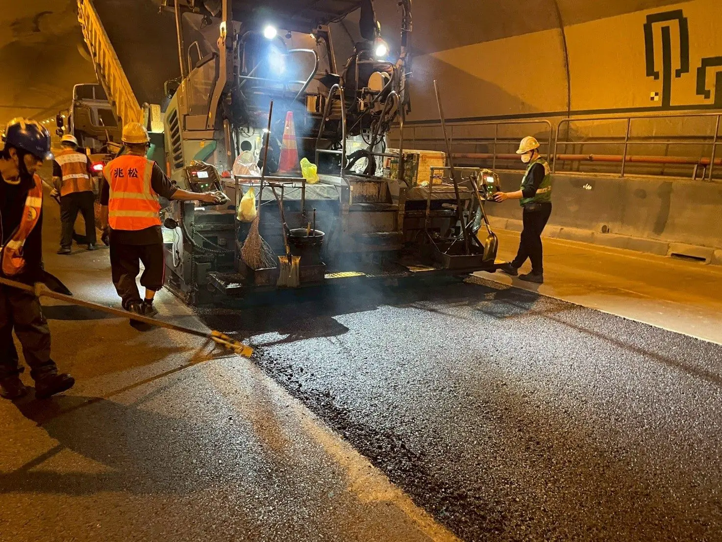 通往101更順暢 信義快速道路象山隧道南向路面煥然一新 通往101更順暢 信義快速道路象山隧道南向路面煥然一新