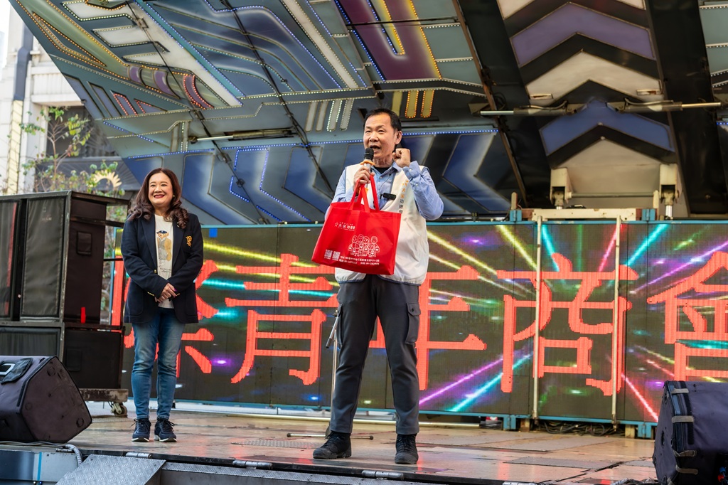 迎馬年送祝福!45桌「幸福馳宴」水安宮溫暖開席 無家者與弱勢族群圍爐迎新年 迎馬年送祝福!45桌「幸福馳宴」水安宮溫暖開席 無家者與弱勢族群圍爐迎新年