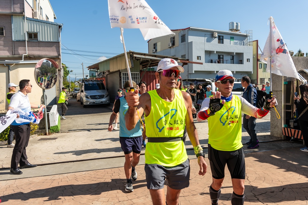 用雙腳串起全台愛心 盲人環台「為公益而跑」溫暖抵中 用雙腳串起全台愛心 盲人環台「為公益而跑」溫暖抵中