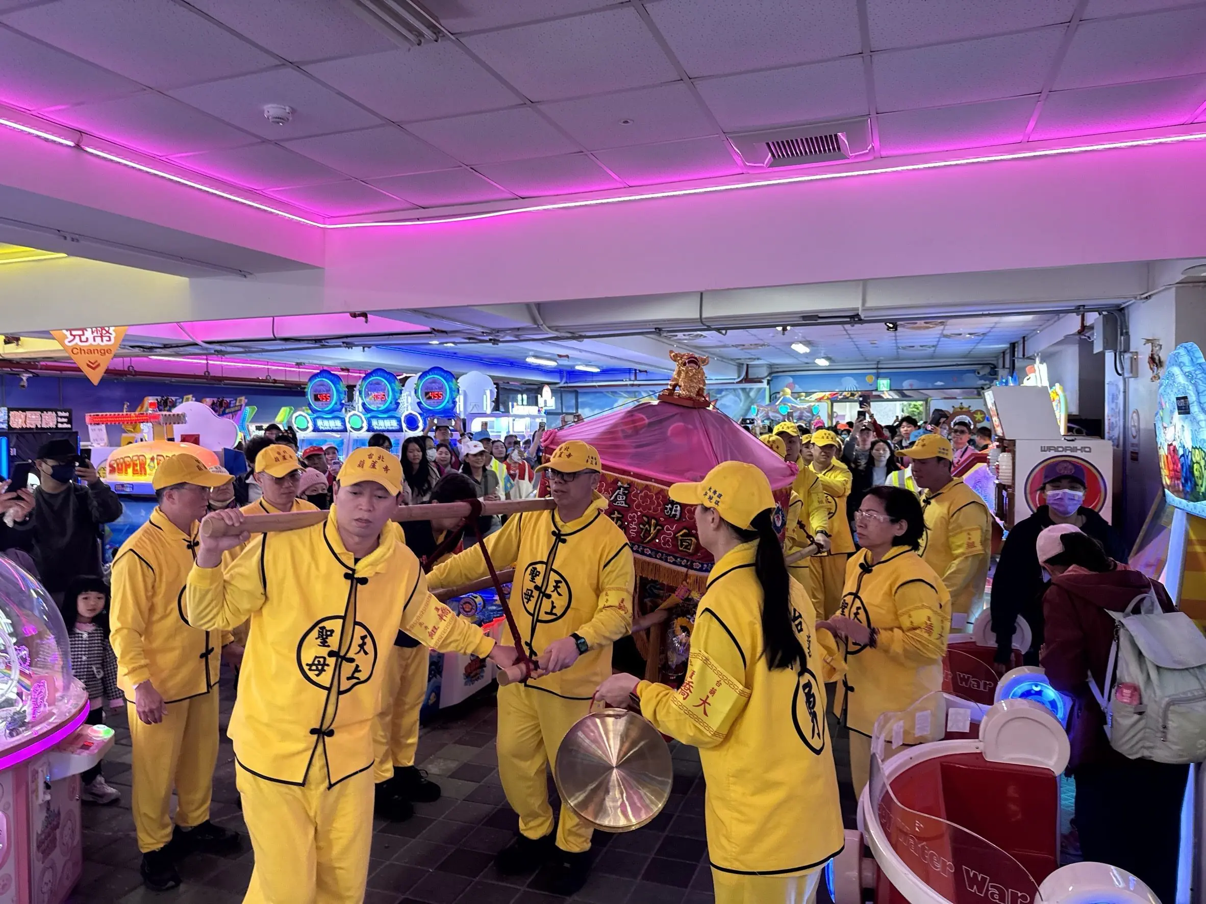 白沙屯媽祖首入兒童新樂園! 為親子遊客駐駕賜福 白沙屯媽祖首入兒童新樂園! 為親子遊客駐駕賜福