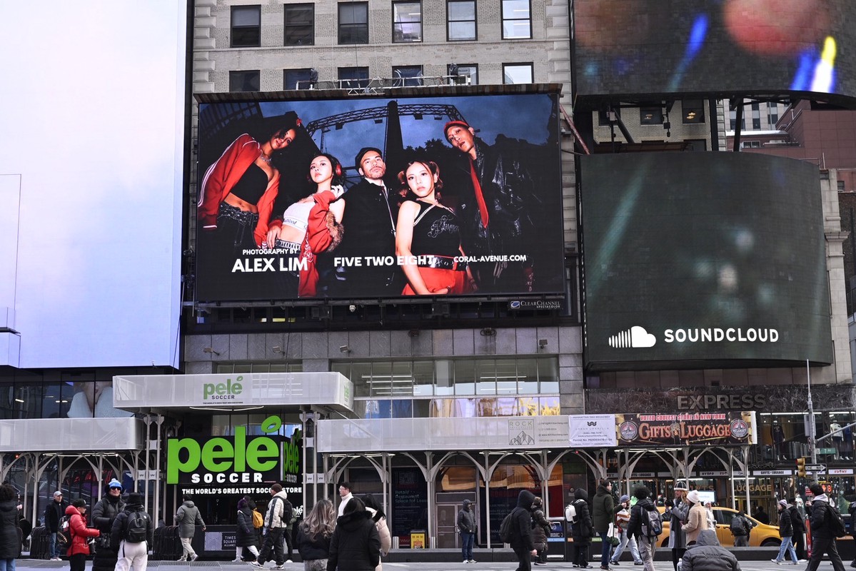 FIVE TWO EIGHT 五二八登上時代廣場 願在黑暗時代讓世界更理解愛 FIVE TWO EIGHT 五二八登上時代廣場 願在黑暗時代讓世界更理解愛