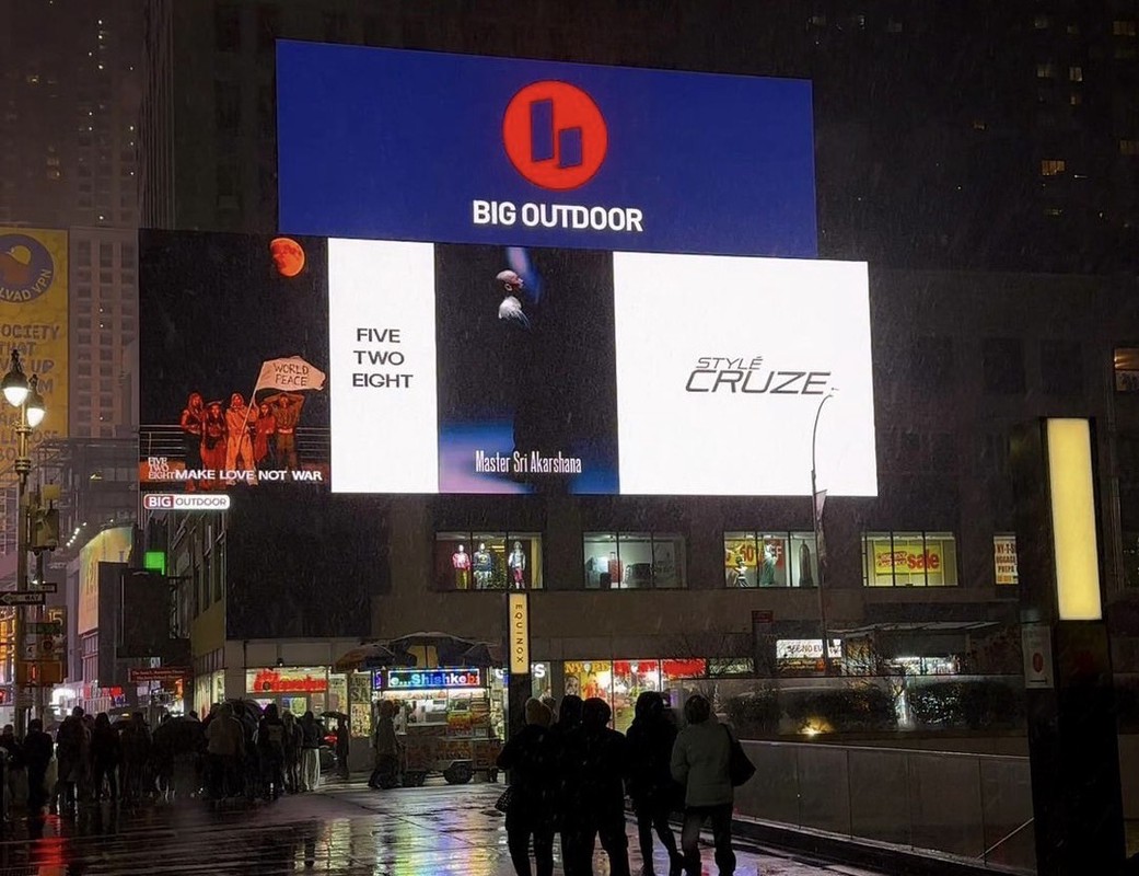 FIVE TWO EIGHT 五二八登上時代廣場 願在黑暗時代讓世界更理解愛 FIVE TWO EIGHT 五二八登上時代廣場 願在黑暗時代讓世界更理解愛