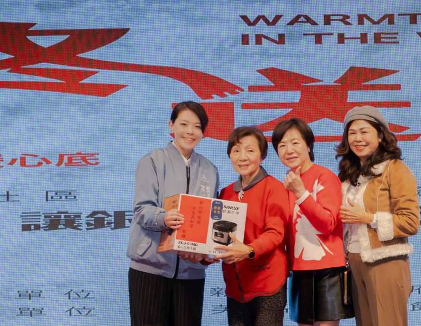 高虹安市長感謝芙洛麗飯店響應「竹市寒冬送暖」關懷獨居長輩 高虹安市長為長輩摸彩贈送禮品,關懷獨居送暖,公私協力打造幸福友善城市。(圖/記者黃溎芬翻攝)