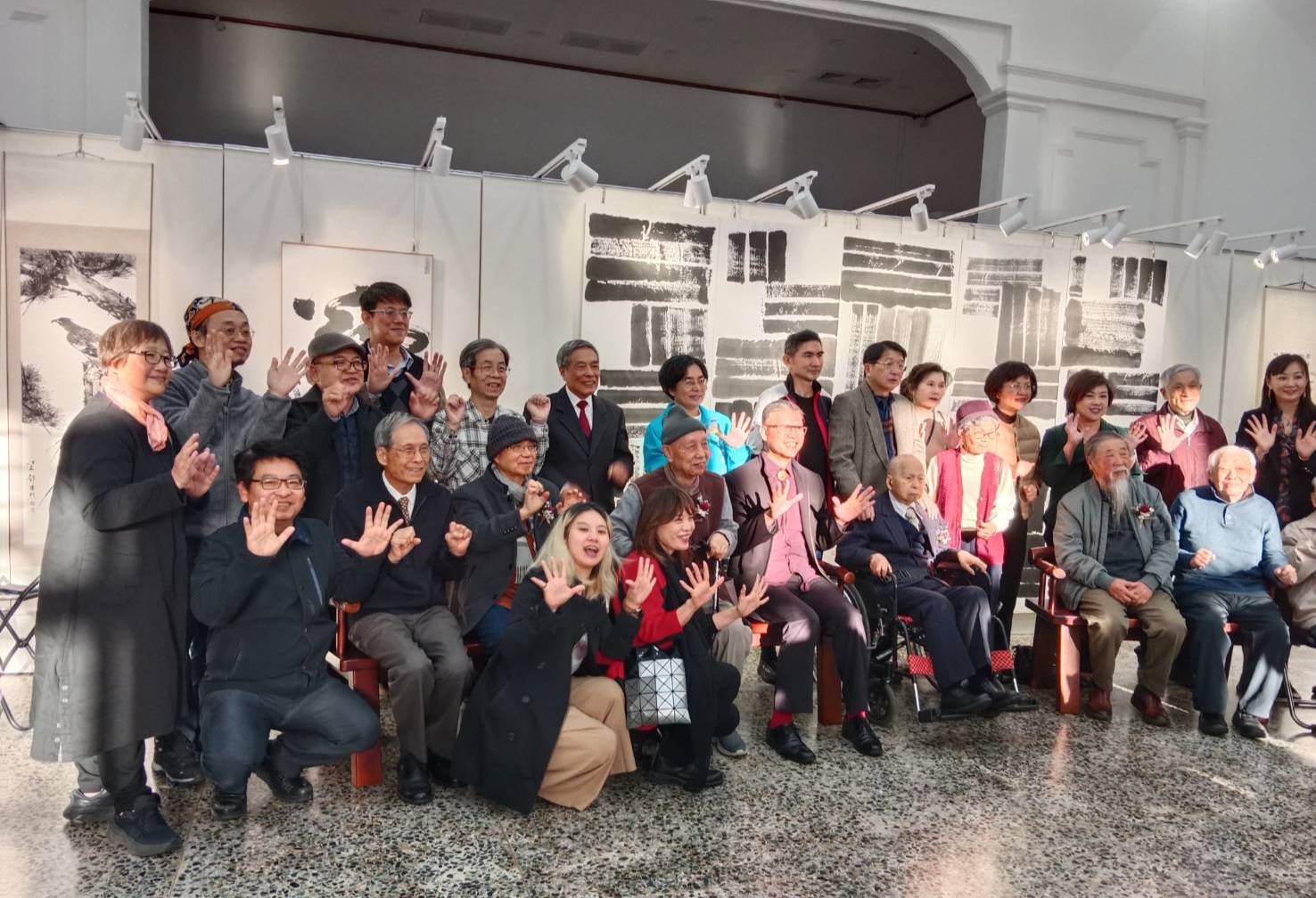 孔昭順暨五位資深藝術家「書劍江山志在雲霄」聯展竹美館重磅登場 書藝界盛會開幕式現場,貴賓雲集。(圖/記者黃溎芬翻攝)