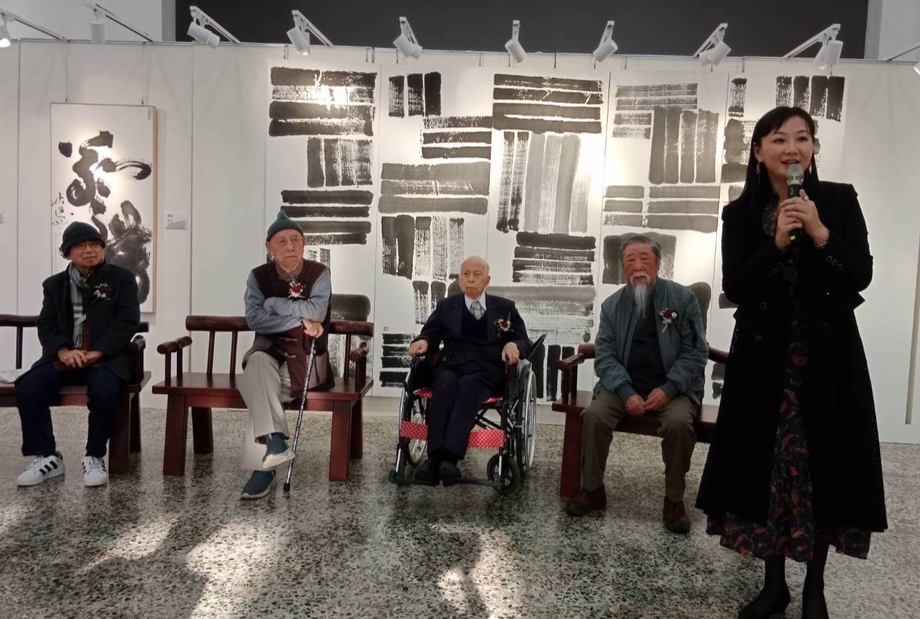 孔昭順暨五位資深藝術家「書劍江山志在雲霄」聯展竹美館重磅登場 策展人曹筱玥教授,強調書法經時代流變融入書家生命情懷與時代風流,造就了法度意蘊兼具的書法美學。(圖/記者黃溎芬翻攝)