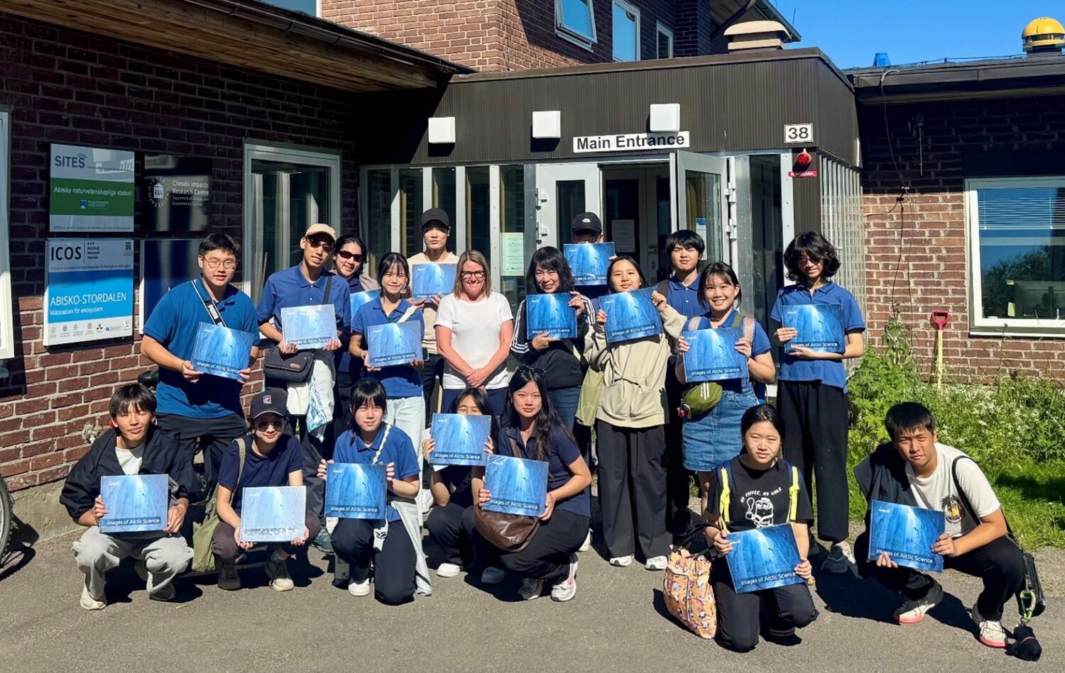 江惠真校長二十年教育實踐「打造可複製的國際實驗教育典範」 帶領青年赴瑞典阿比斯庫科學研究站了解永續政策專題。(圖/江惠真校長提供)