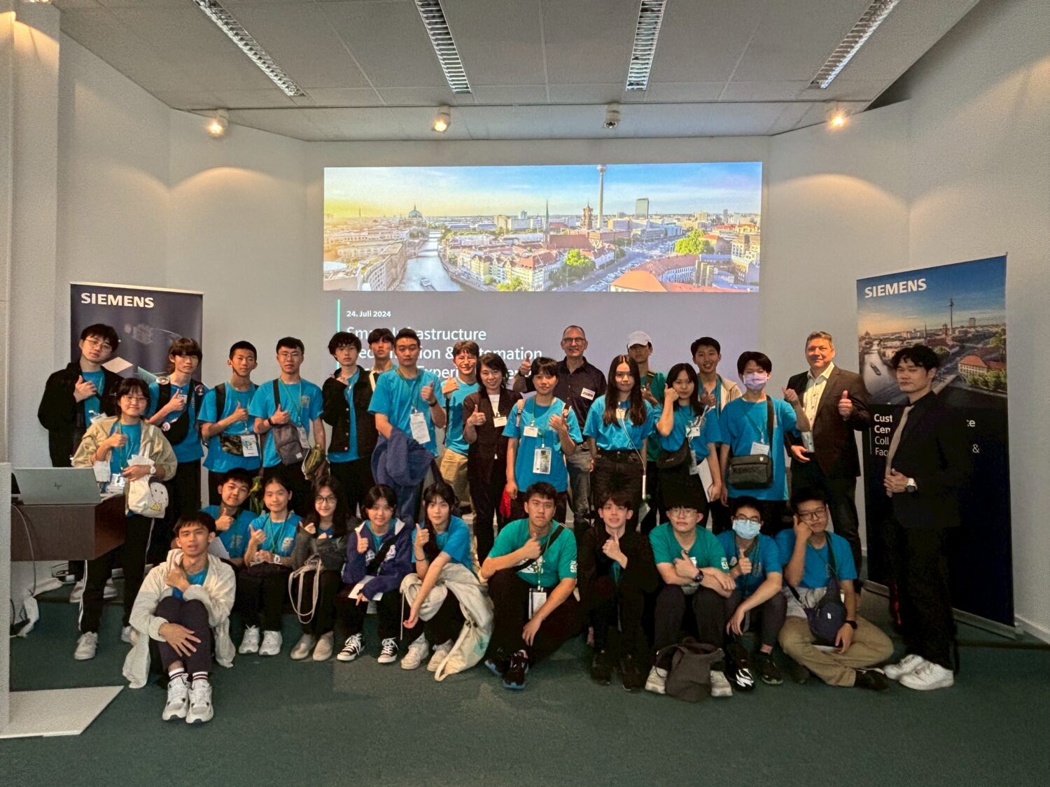 江惠真校長二十年教育實踐「打造可複製的國際實驗教育典範」 江惠真校長帶領學生至德國柏林西門子公司見學未來能源方案。(圖/江惠真校長提供)