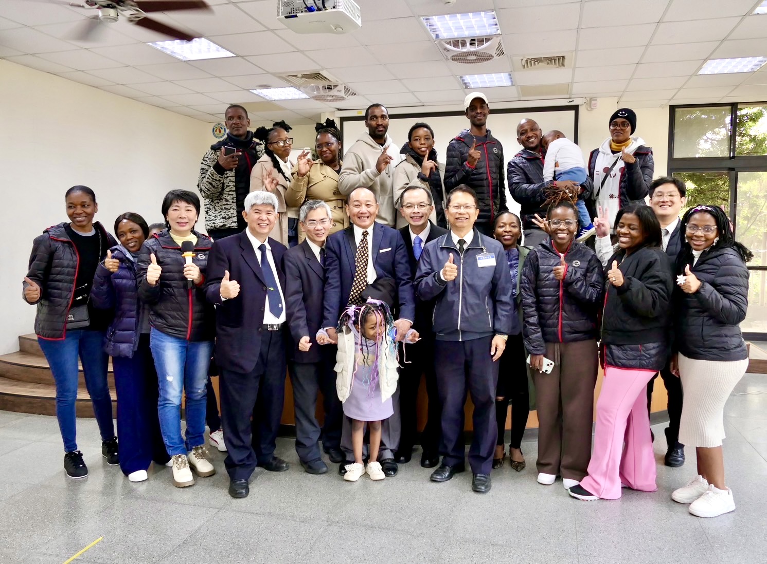 陳美仁董事長攜手民間團體「湖口關懷史瓦帝尼友邦青年」 美仁食品有限公司董事長陳美仁與來自史瓦帝尼王國的青年朋友合影留念,活動中捐贈羽絨外套,協助友邦朋友適應台灣冬季濕冷氣候。(圖/記者林照東攝)