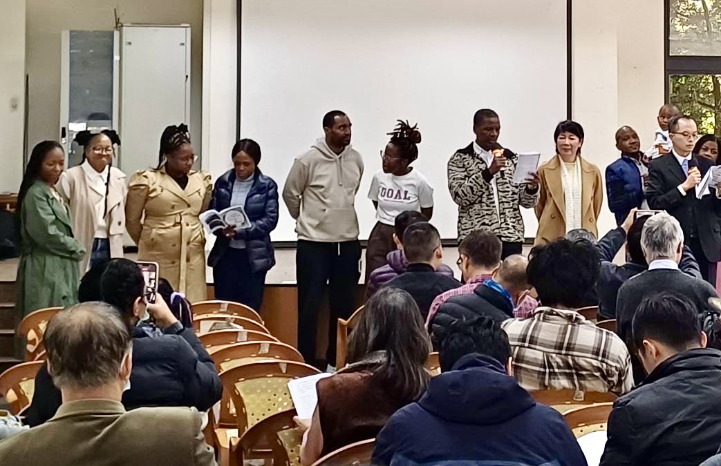 陳美仁董事長攜手民間團體「湖口關懷史瓦帝尼友邦青年」 關懷活動於新竹縣湖口鄉信勢村活動中心舉行,史瓦帝尼青年代表上台分享來台生活點滴,現場氣氛溫馨,促進文化交流與彼此理解。(圖/記者林照東攝)