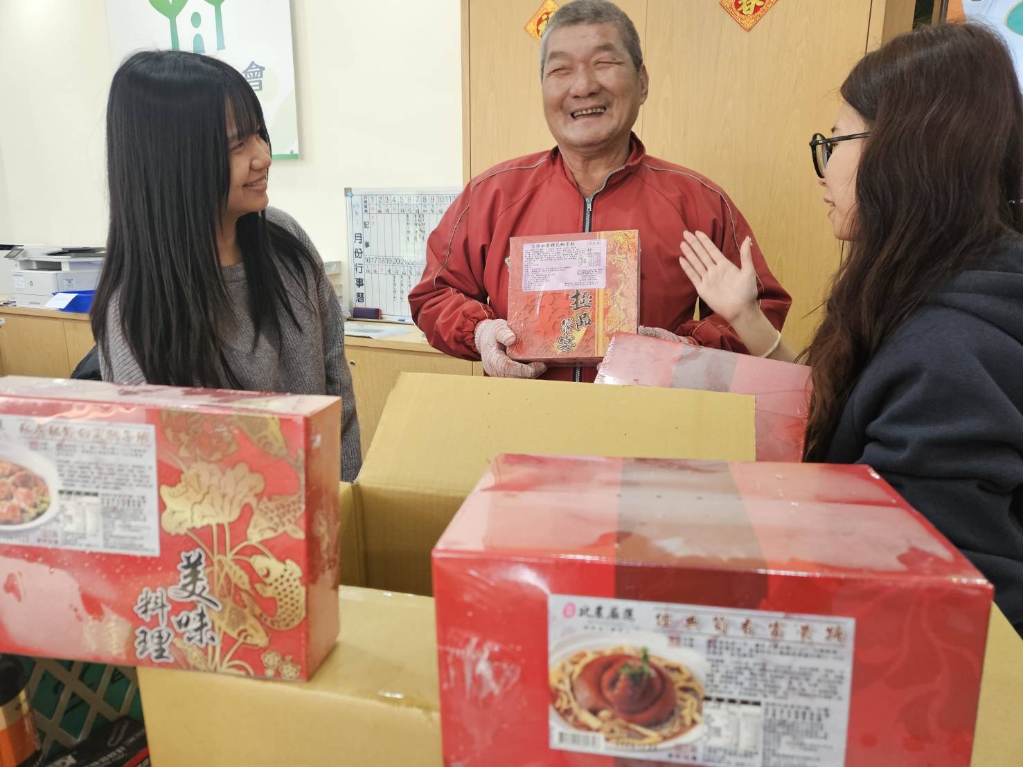 北農嚴選攜手易牙居搶攻年菜市場 開賣首月熱銷破3500套! 北農嚴選年菜成功吸引年輕世代,市場反應熱烈。(圖/記者 張泓笙翻攝)