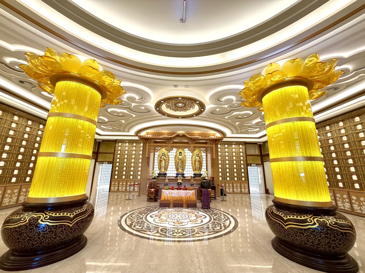 「雙峰寶塔落成啟用」苗栗縣長鍾東錦出席剪綵祈福 雙峰寶塔大殿內部一景,殿內供奉西方三聖佛像,整體空間莊嚴肅穆,搭配蓮花造型立柱與納骨櫃位設計,展現生命禮儀設施的人文與宗教氛圍。(圖/記者林照東攝)