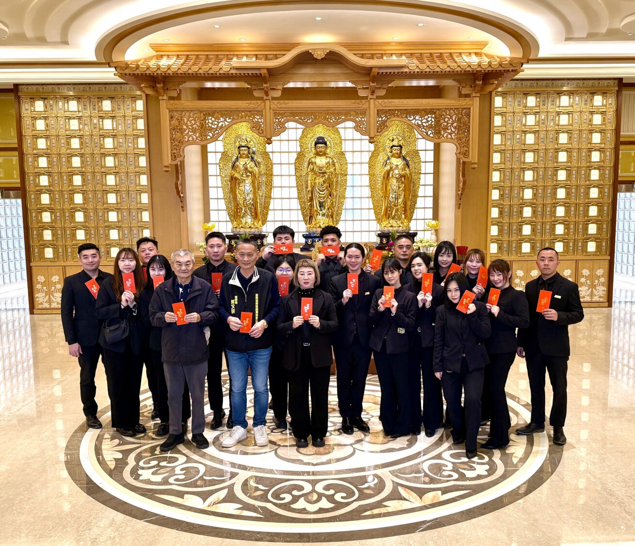 「雙峰寶塔落成啟用」苗栗縣長鍾東錦出席剪綵祈福 雙峰寶塔落成啟用典禮後,董事長葉文琪(前排中)與工作團隊於大殿前合影留念,象徵設施正式啟用,迎接服務地方民眾的新階段。(圖/記者林照東攝)