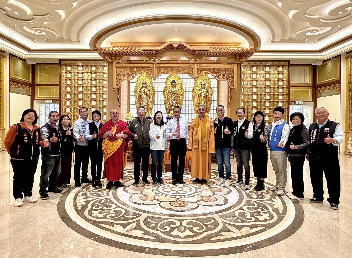 「雙峰寶塔落成啟用」苗栗縣長鍾東錦出席剪綵祈福 民進黨秘書長徐國勇、前內政部長余政憲,以及宗教界貴賓包括國際嘎檔巴法脈大德 慧吉祥大活佛、中國佛教會副理事長 上明下光大和尚 等人,於寶塔大殿前合影留念。(圖/記者林照東攝)