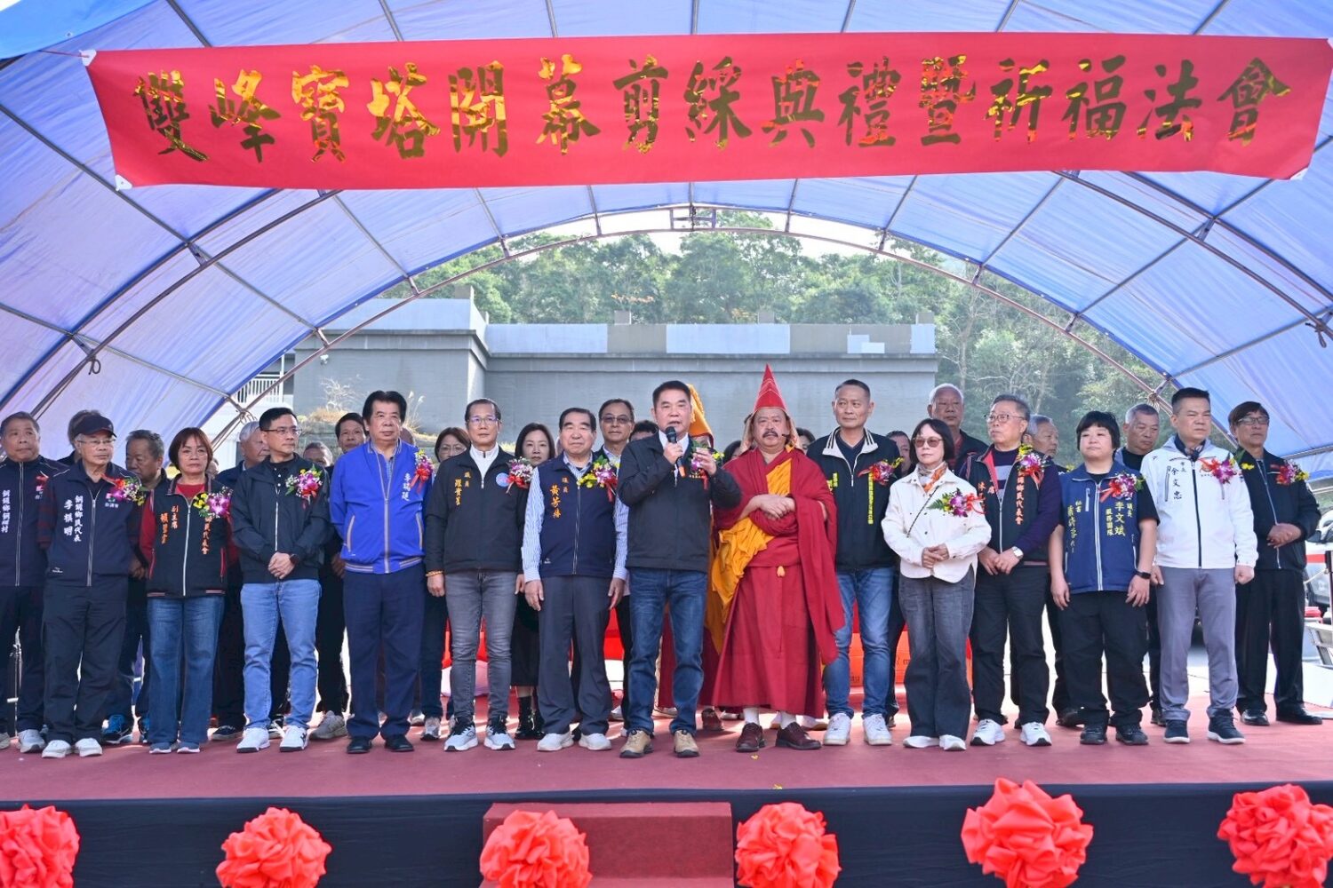 「雙峰寶塔落成啟用」苗栗縣長鍾東錦出席剪綵祈福 雙峰寶塔落成啟用典禮中,苗栗縣長鍾東錦(中)出席致詞,與地方民意代表及宗教界人士一同參與活動,現場氣氛莊重。(圖/記者林照東攝)