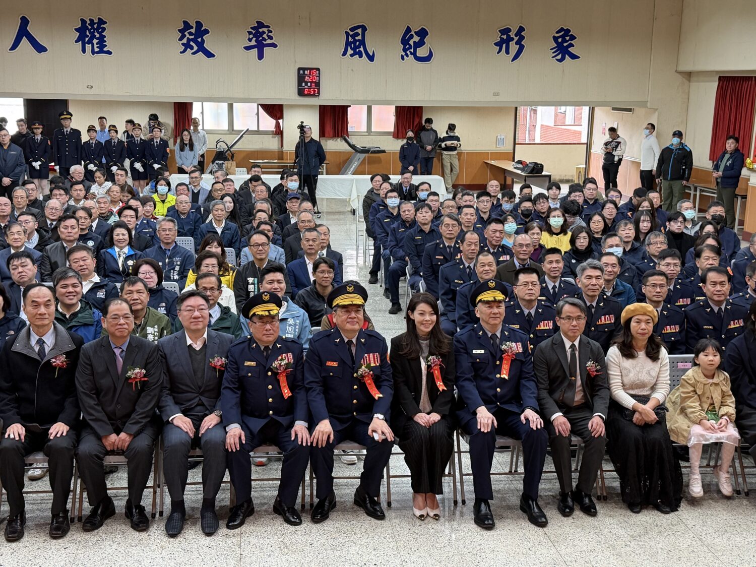 新竹市警察局舉行新卸任局長交接「陳源輝宣誓就職接掌治安重任」 市長高虹安、警政署代表及警政同仁、地方貴賓齊聚一堂,共同見證新任局長陳源輝宣誓就職的重要時刻。(圖/記者林照東攝)