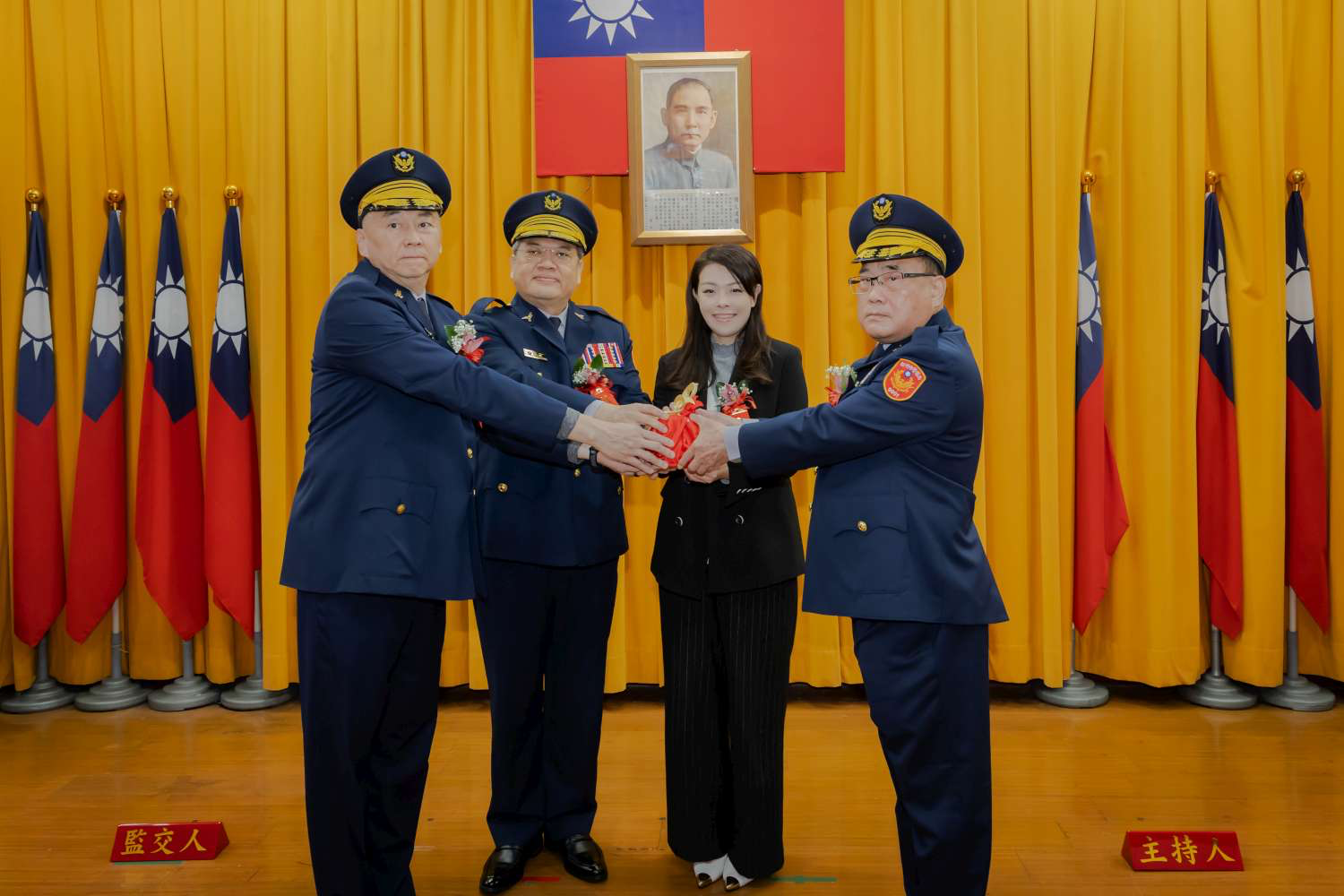 新竹市警察局舉行新卸任局長交接「陳源輝宣誓就職接掌治安重任」 (左起)卸任局長許頌嘉、警政署副署長郭士傑、市長高虹安、新任局長陳源輝合握印信合影。(圖/記者林照東翻攝)